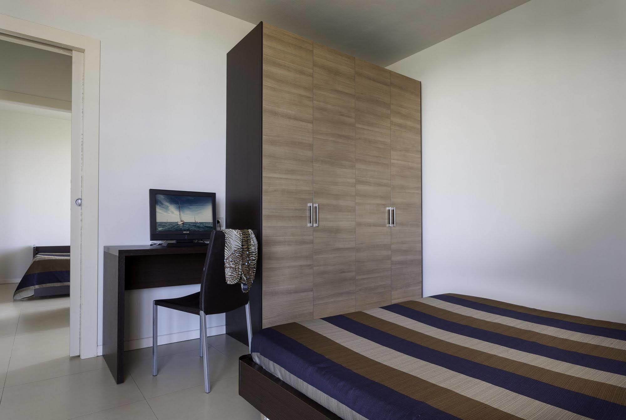 Residence Delfina Римини Экстерьер фото