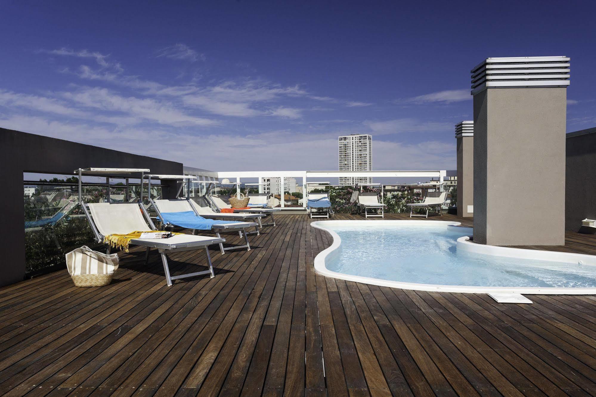 Residence Delfina Римини Экстерьер фото
