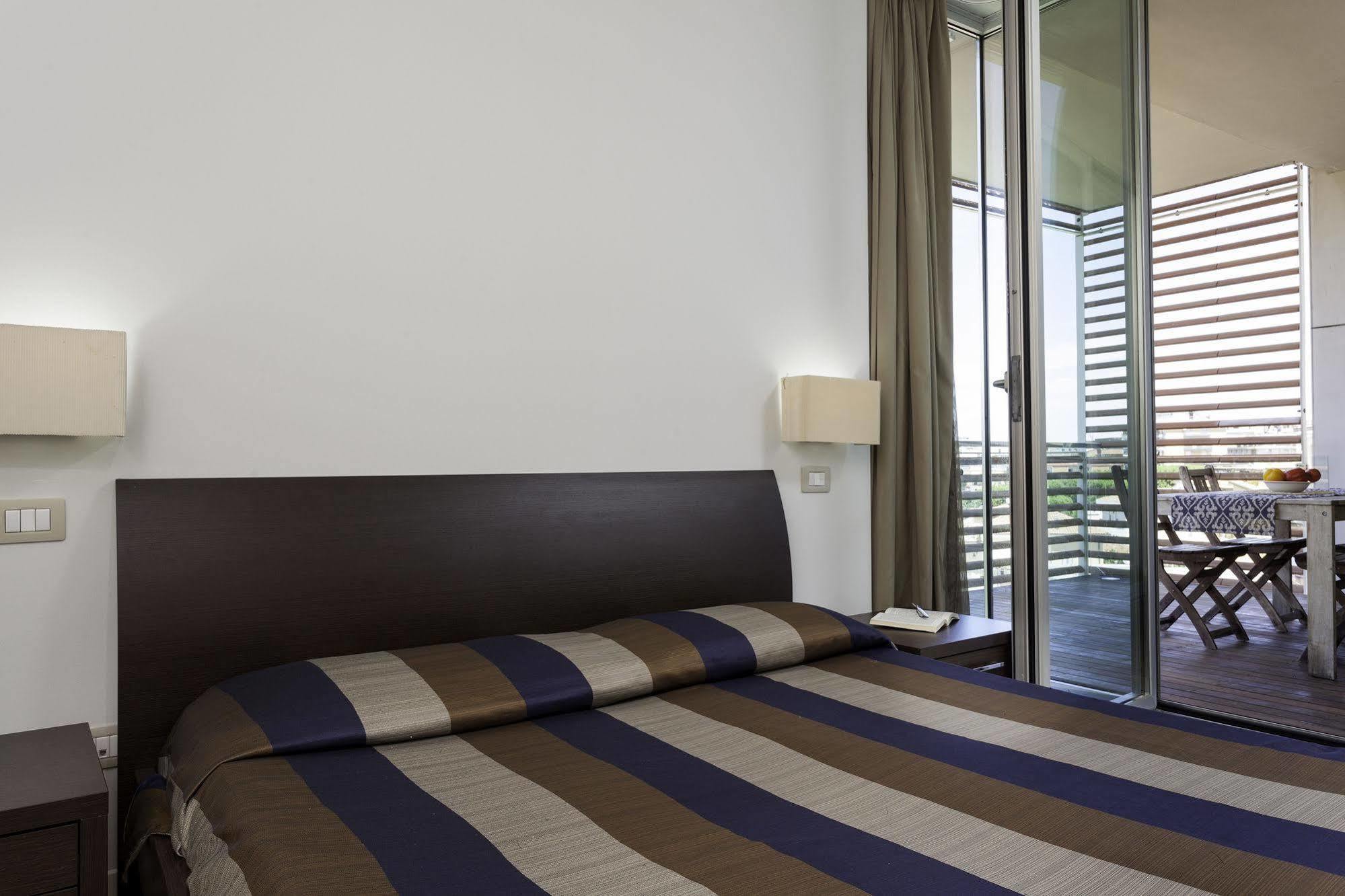Residence Delfina Римини Экстерьер фото