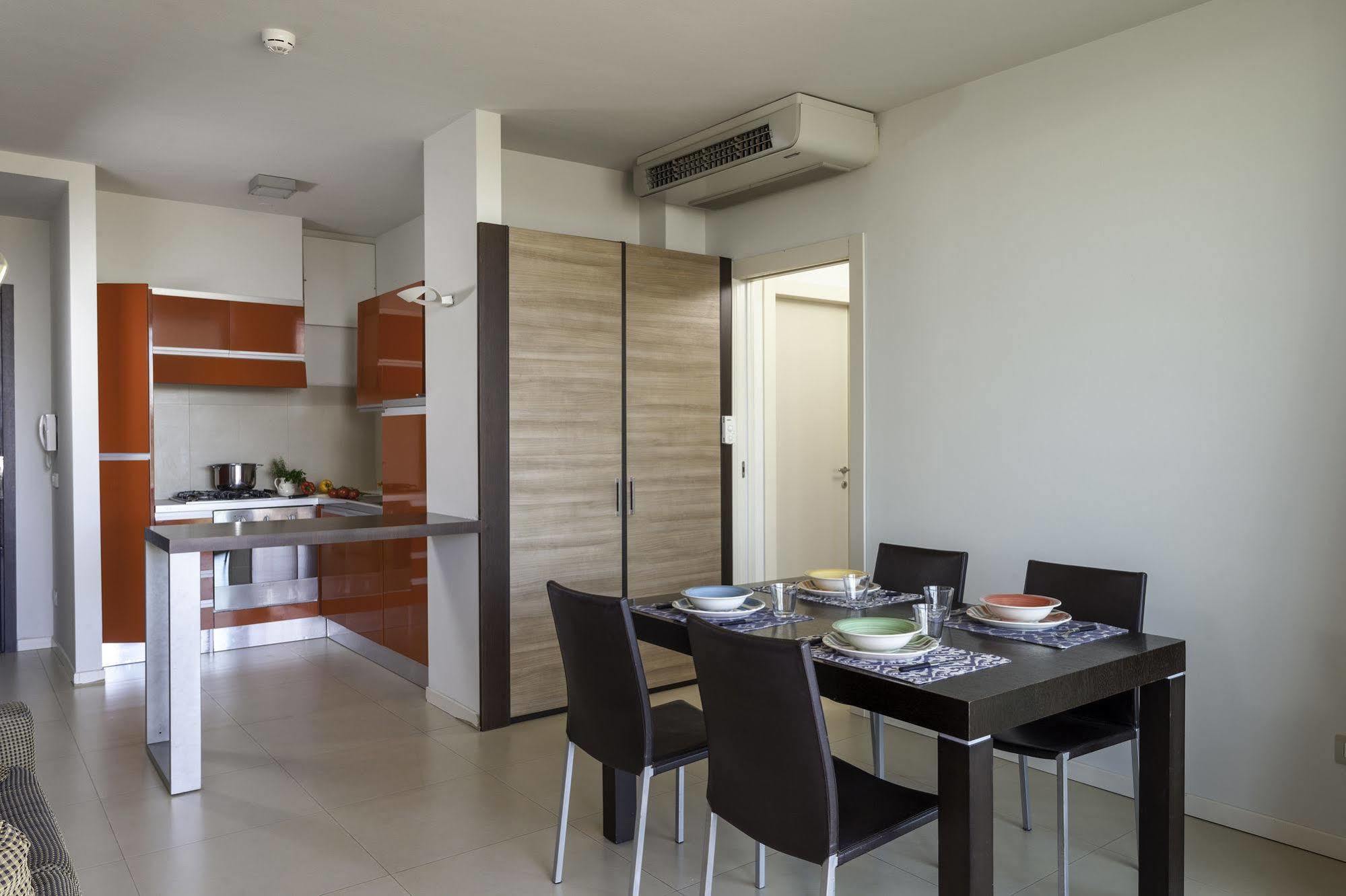 Residence Delfina Римини Экстерьер фото