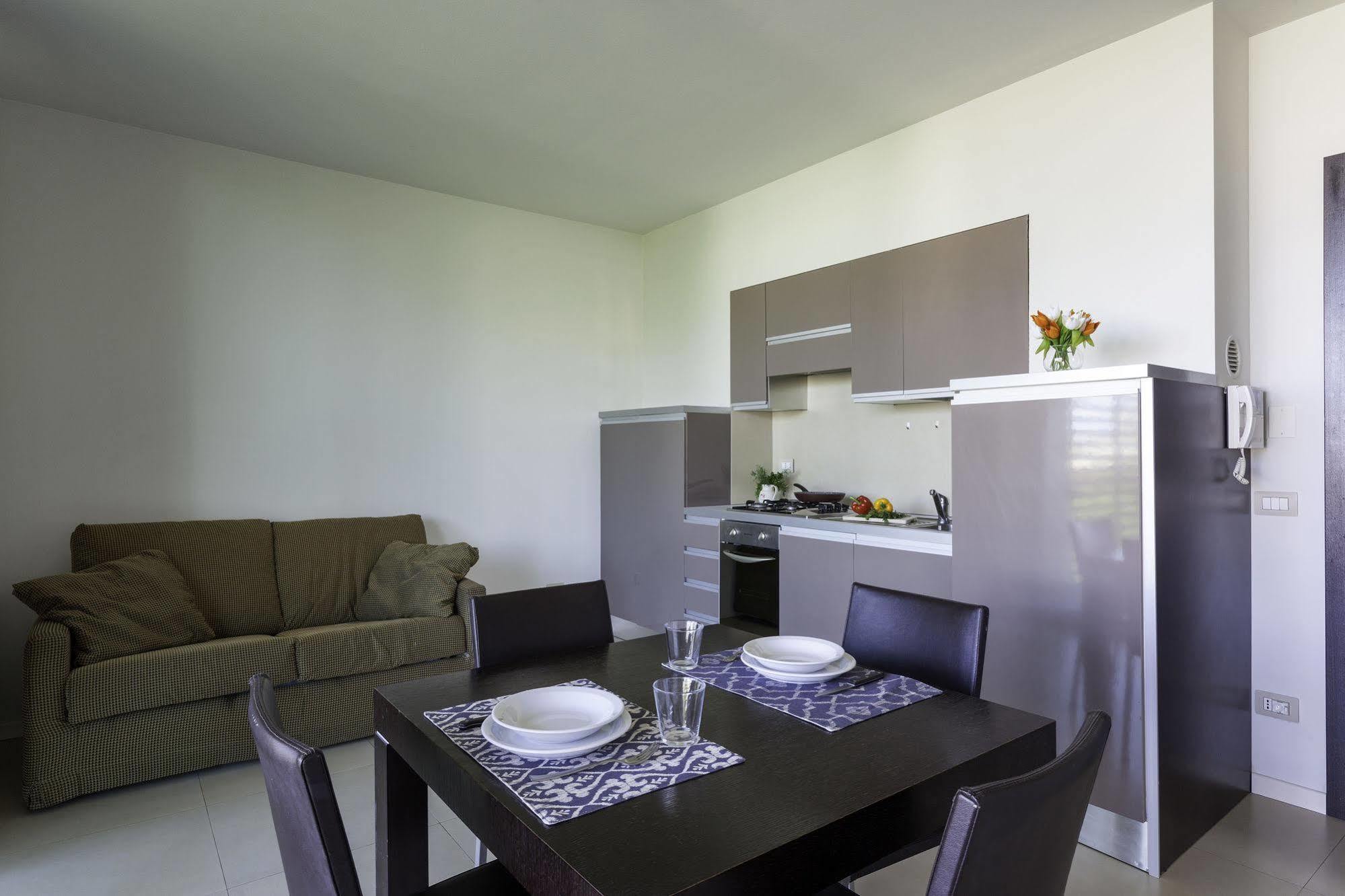 Residence Delfina Римини Экстерьер фото
