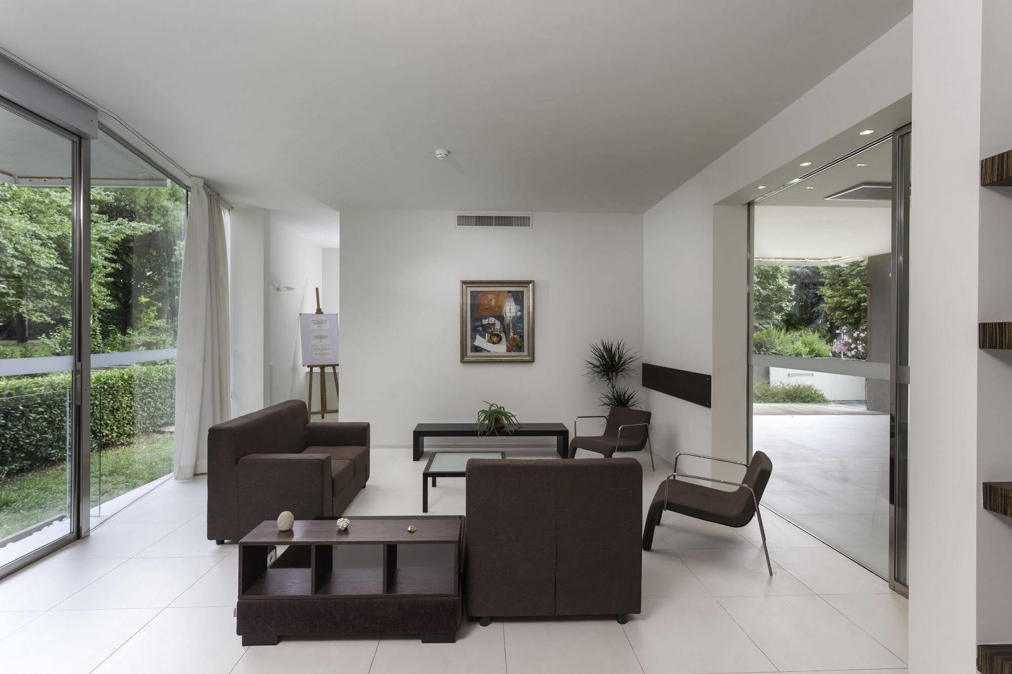 Residence Delfina Римини Экстерьер фото